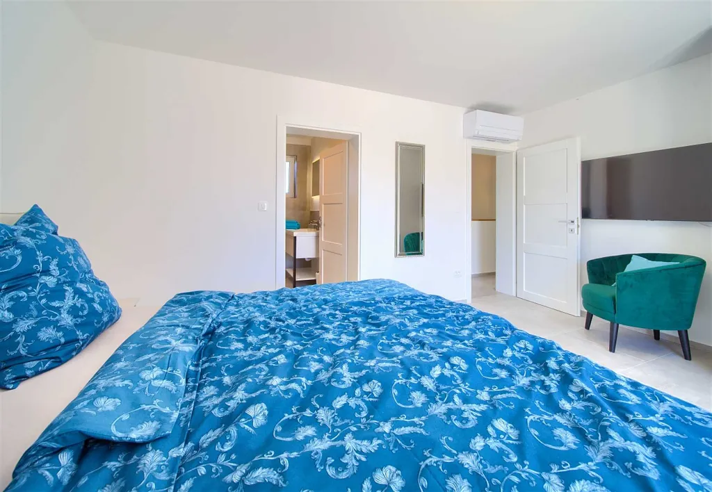 Barrier-Free 3-Bedroom Villa with Heated Pool, Rasopasno