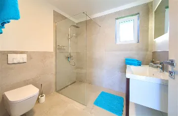 Barrier-Free 3-Bedroom Villa with Heated Pool, Rasopasno