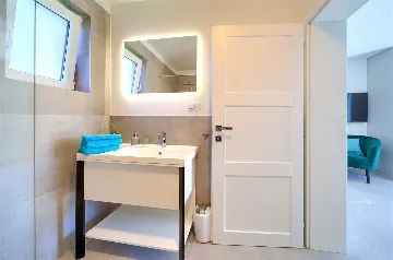 Barrier-Free 3-Bedroom Villa with Heated Pool, Rasopasno