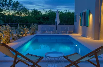 Barrier-Free 3-Bedroom Villa with Heated Pool, Rasopasno