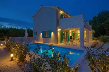 Barrier-Free 3-Bedroom Villa with Heated Pool, Rasopasno