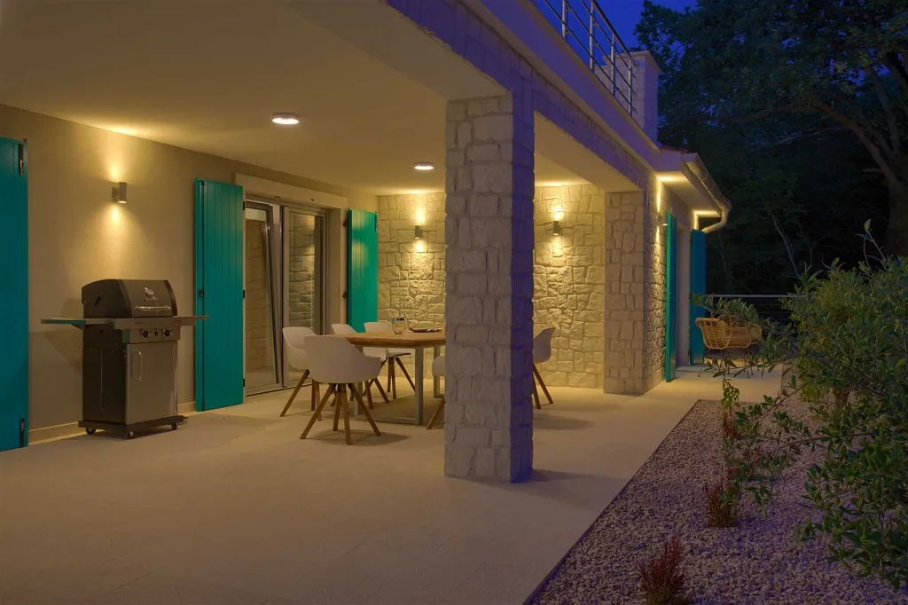 Barrier-Free 3-Bedroom Villa with Heated Pool, Rasopasno