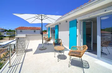 Barrier-Free 3-Bedroom Villa with Heated Pool, Rasopasno