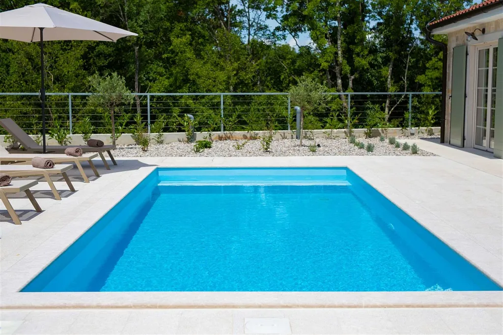 Villa in Rasopasno for up to 8 with Heated Pool