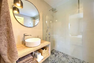 Villa in Rasopasno for up to 8 with Heated Pool