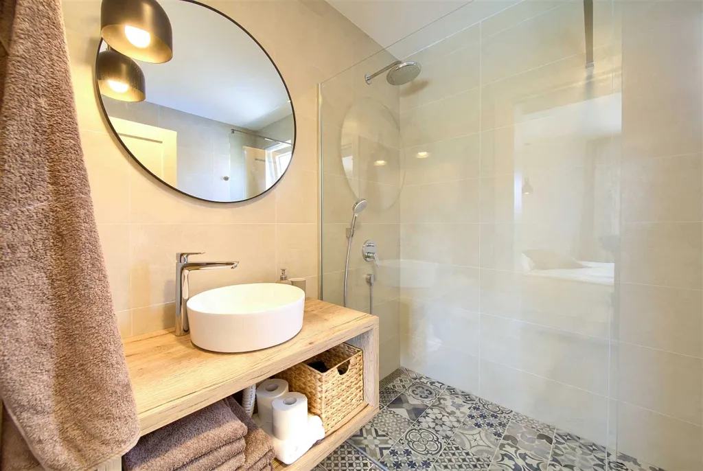 Villa in Rasopasno for up to 8 with Heated Pool