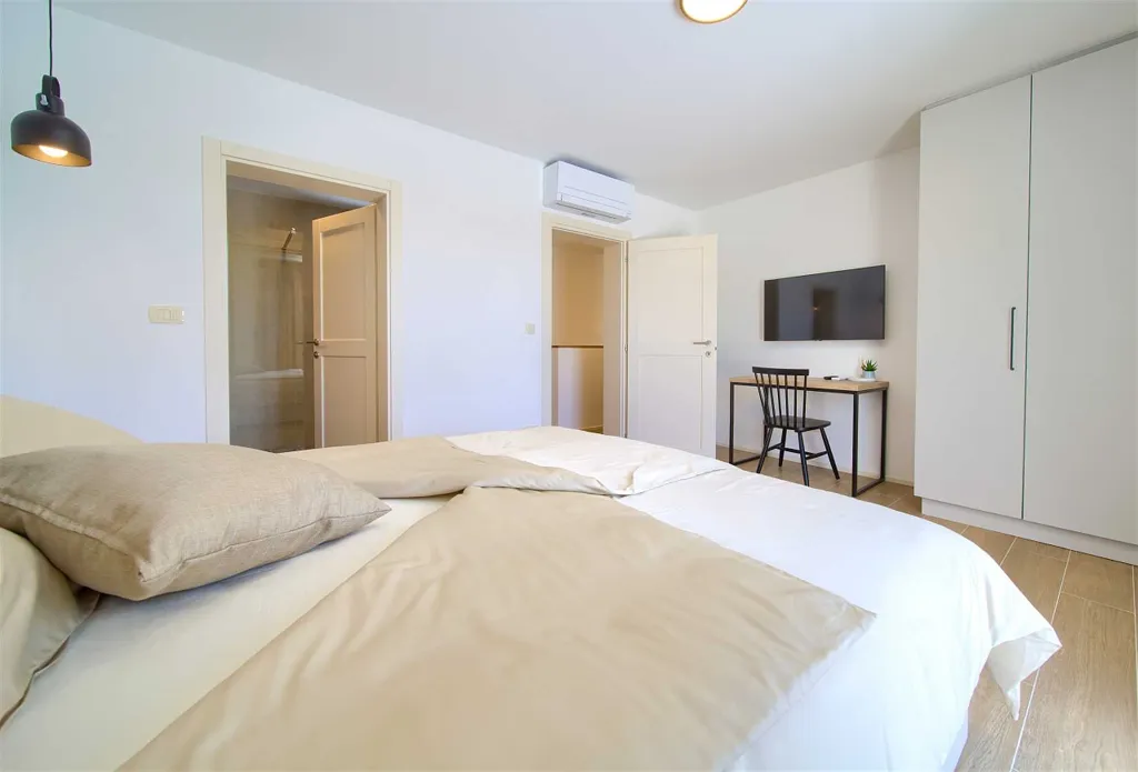 Villa in Rasopasno for up to 8 with Heated Pool
