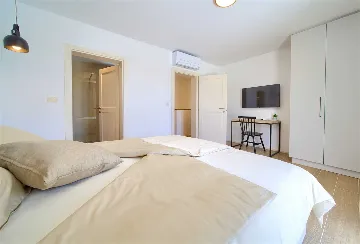 Villa in Rasopasno for up to 8 with Heated Pool