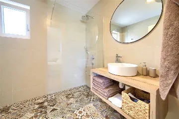 Villa in Rasopasno for up to 8 with Heated Pool