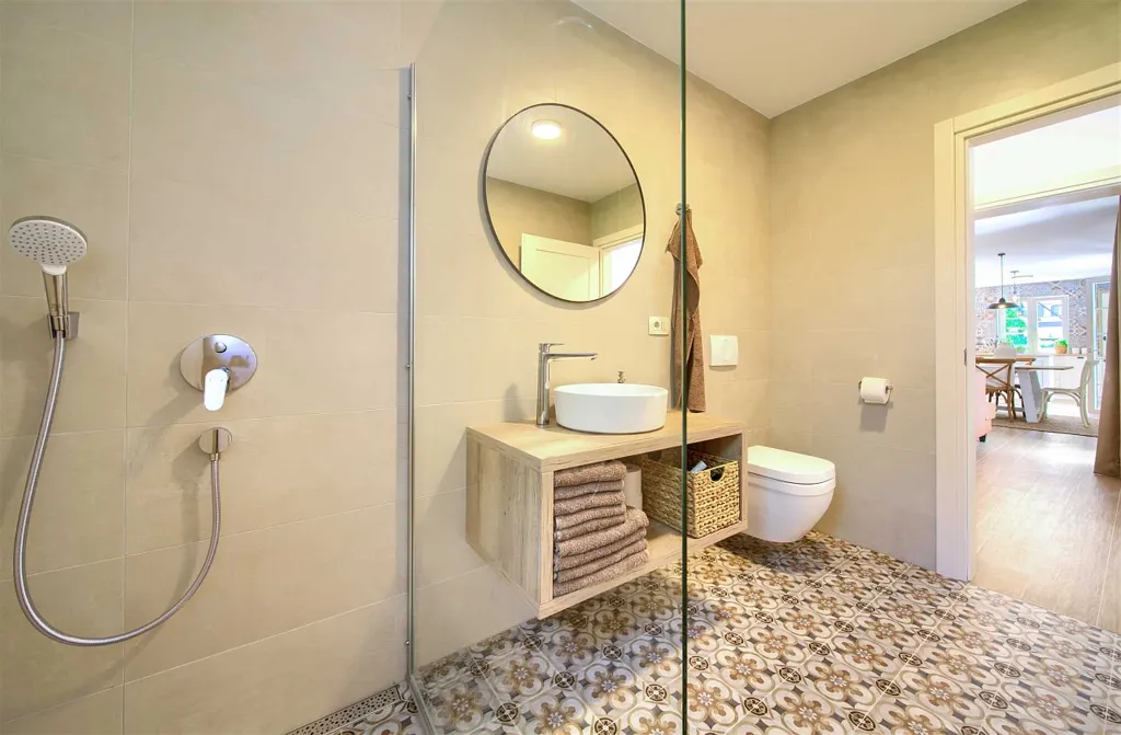 Villa in Rasopasno for up to 8 with Heated Pool