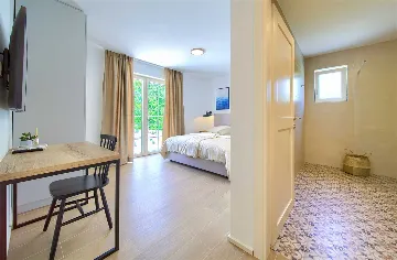 Villa in Rasopasno for up to 8 with Heated Pool