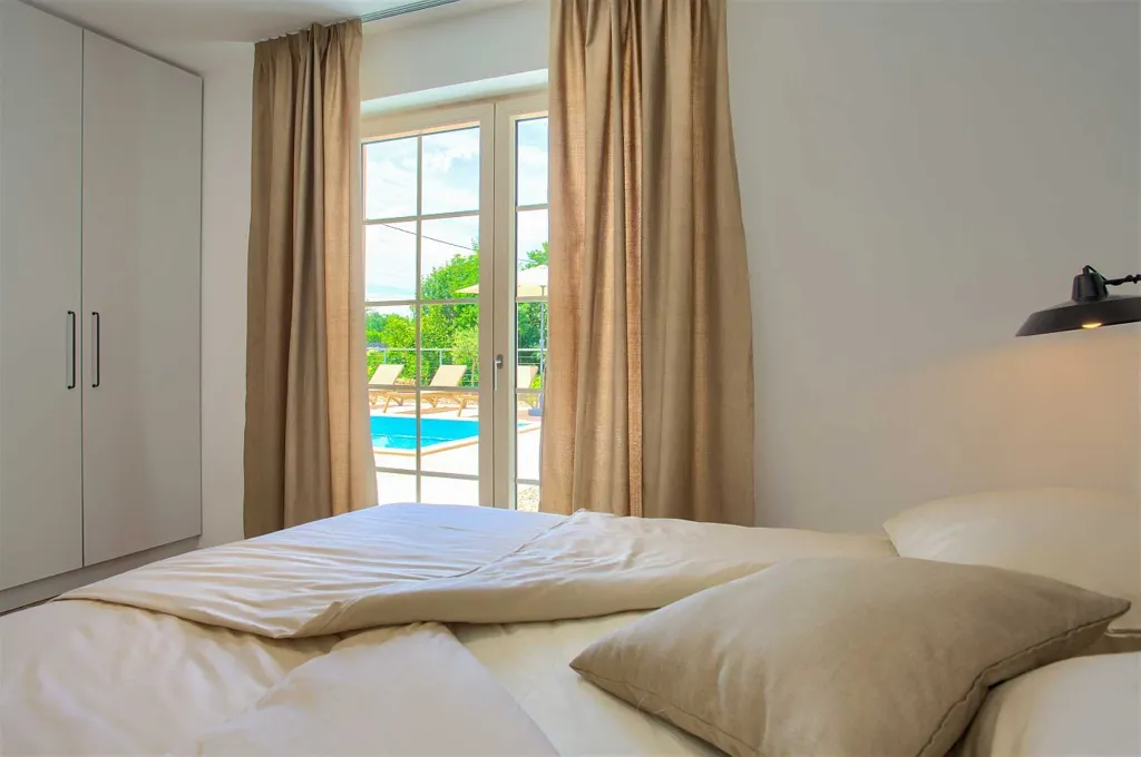 Villa in Rasopasno for up to 8 with Heated Pool