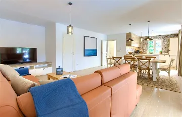 Villa in Rasopasno for up to 8 with Heated Pool