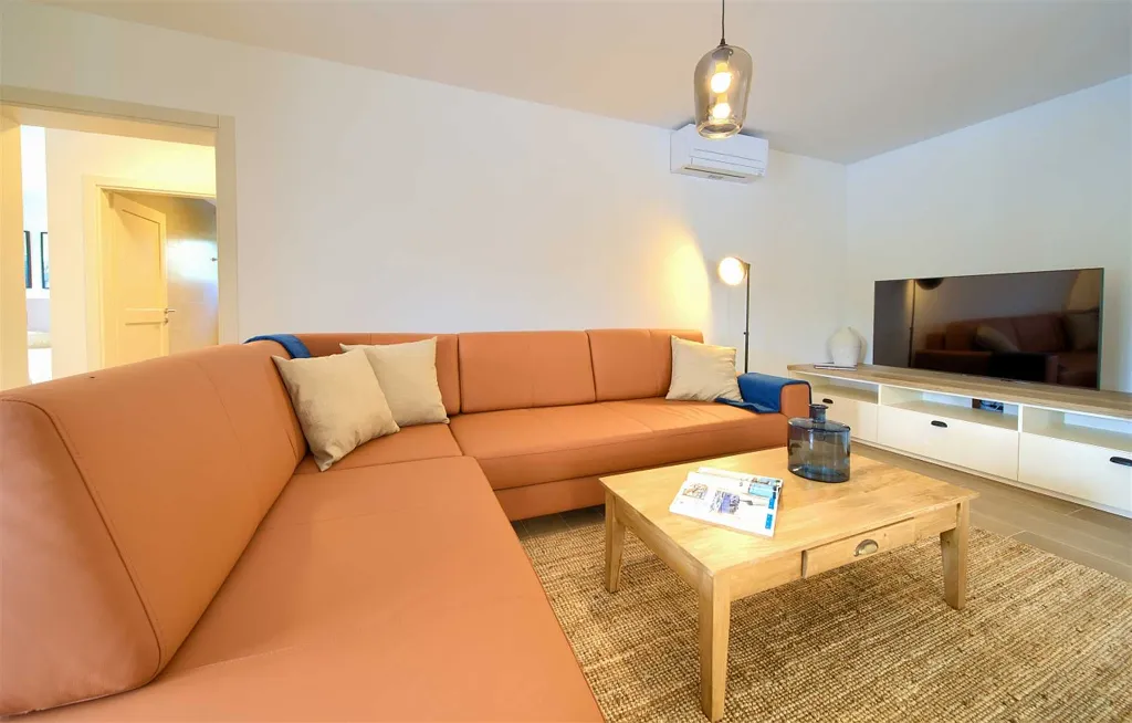 Villa in Rasopasno for up to 8 with Heated Pool