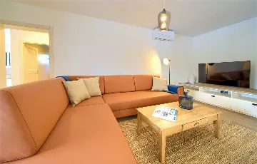 Villa in Rasopasno for up to 8 with Heated Pool