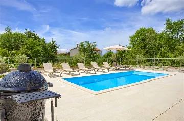 Villa in Rasopasno for up to 8 with Heated Pool