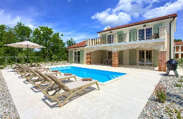Villa in Rasopasno for up to 8 with Heated Pool