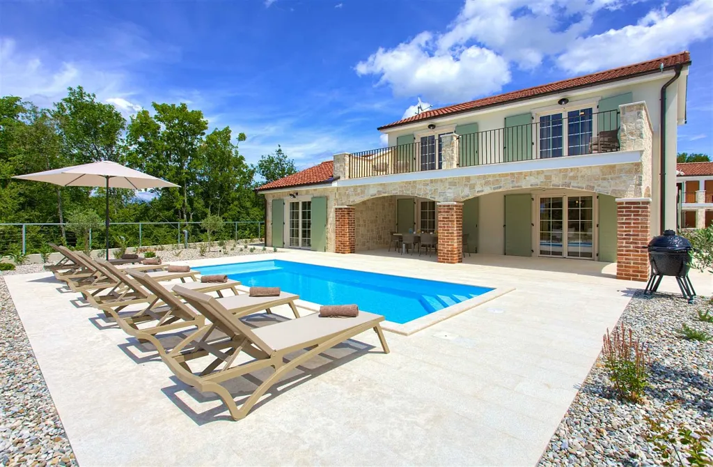Villa in Rasopasno for up to 8 with Heated Pool