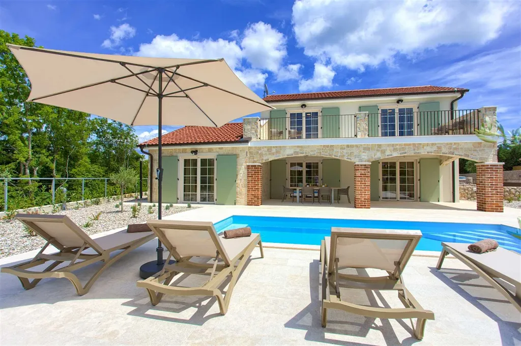 Villa in Rasopasno for up to 8 with Heated Pool