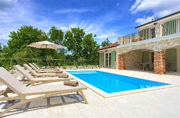 Villa in Rasopasno for up to 8 with Heated Pool
