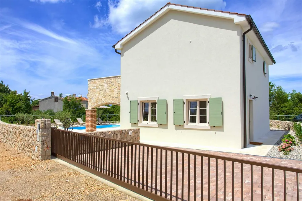 Villa in Rasopasno for up to 8 with Heated Pool