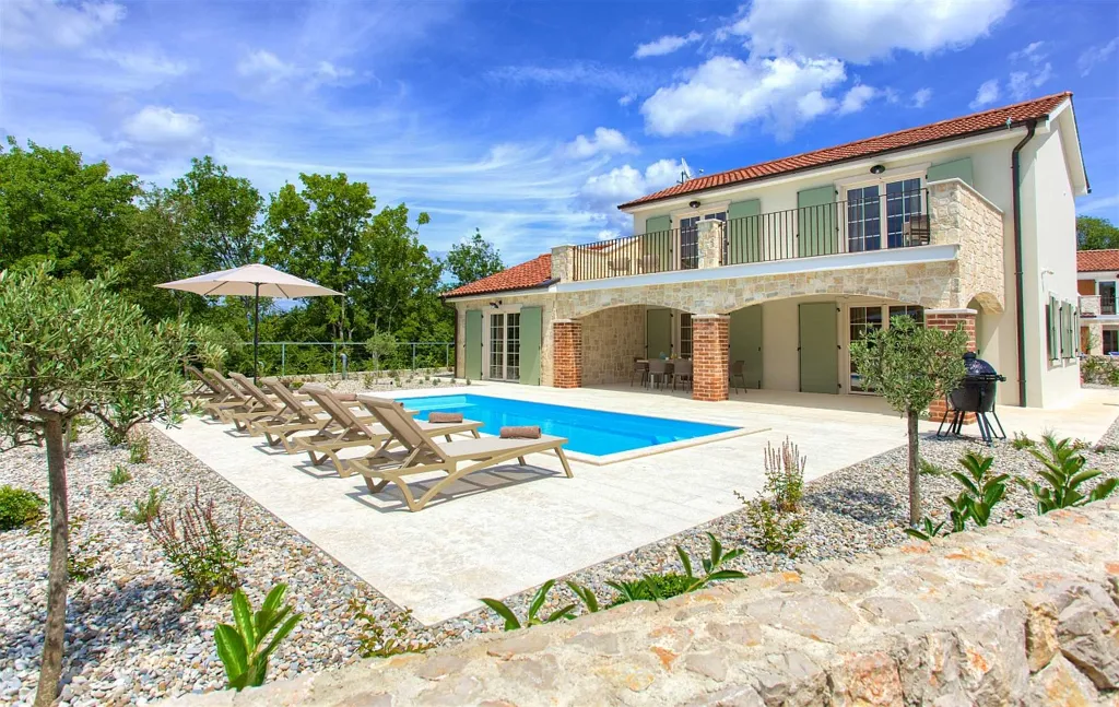Villa in Rasopasno for up to 8 with Heated Pool