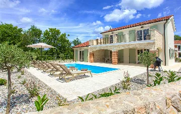 Villa in Rasopasno for up to 8 with Heated Pool