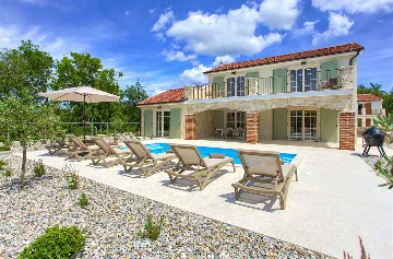 Villa in Rasopasno for up to 8 with Heated Pool