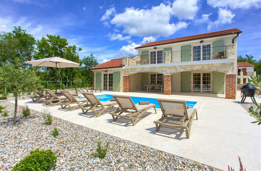 Villa in Rasopasno for up to 8 with Heated Pool