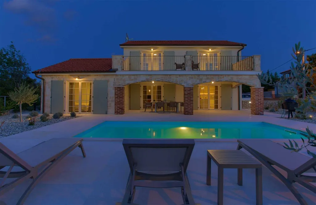 Villa in Rasopasno for up to 8 with Heated Pool