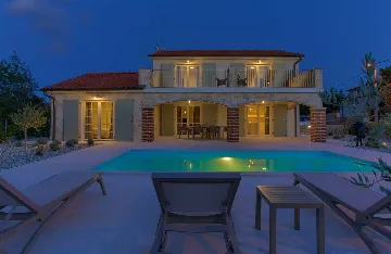 Villa in Rasopasno for up to 8 with Heated Pool