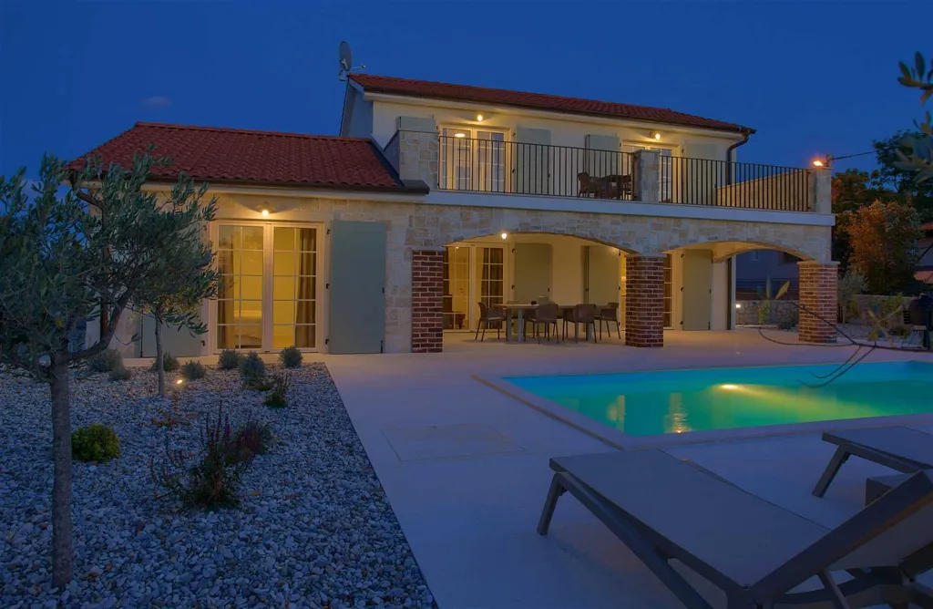 Villa in Rasopasno for up to 8 with Heated Pool