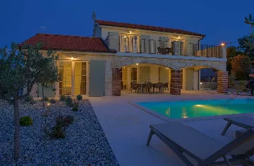 Villa in Rasopasno for up to 8 with Heated Pool