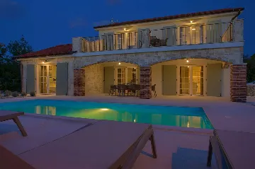 Villa in Rasopasno for up to 8 with Heated Pool