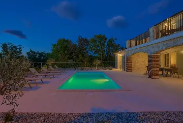 Villa in Rasopasno for up to 8 with Heated Pool