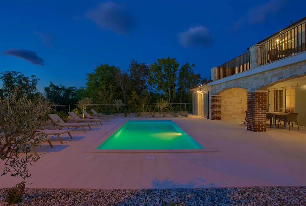 Villa in Rasopasno for up to 8 with Heated Pool