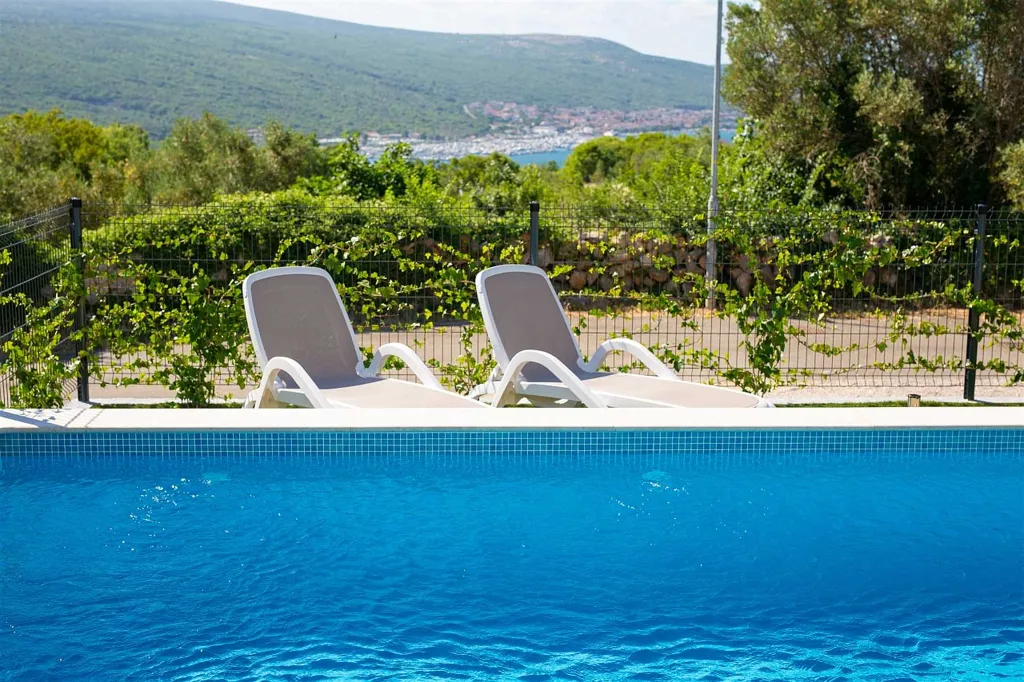 2-Bedroom Apartment with Private Pool, Kornić