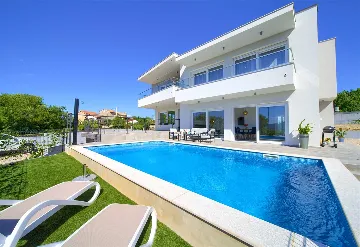 2-Bedroom Apartment with Private Pool, Kornić