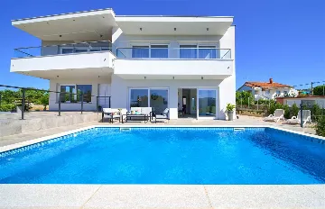 2-Bedroom Apartment with Private Pool, Kornić