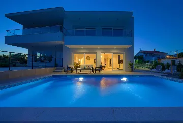 2-Bedroom Apartment with Private Pool, Kornić