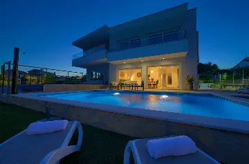 2-Bedroom Apartment with Private Pool, Kornić