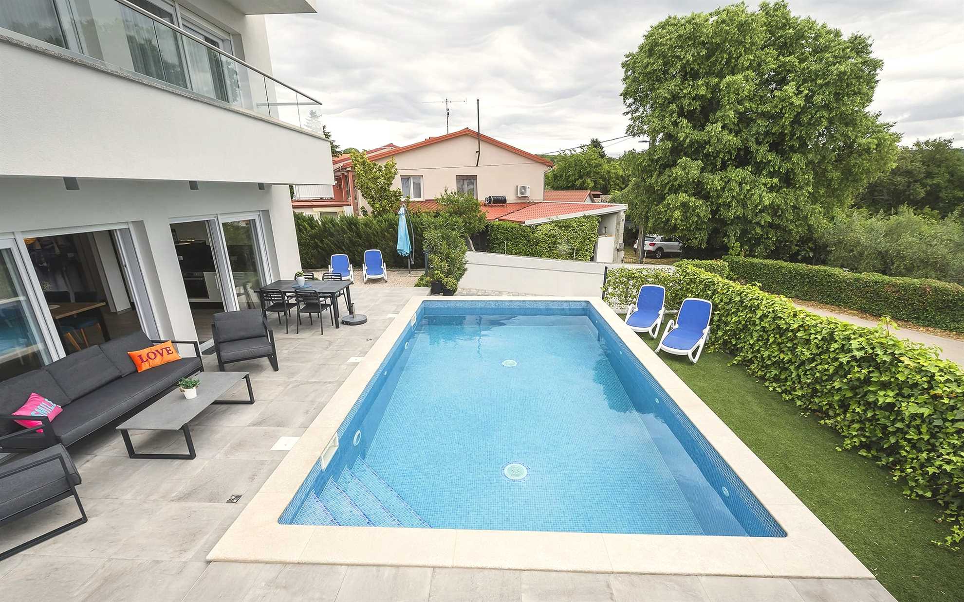 Apartman Timmy s privatnim bazenom i pogledom na more