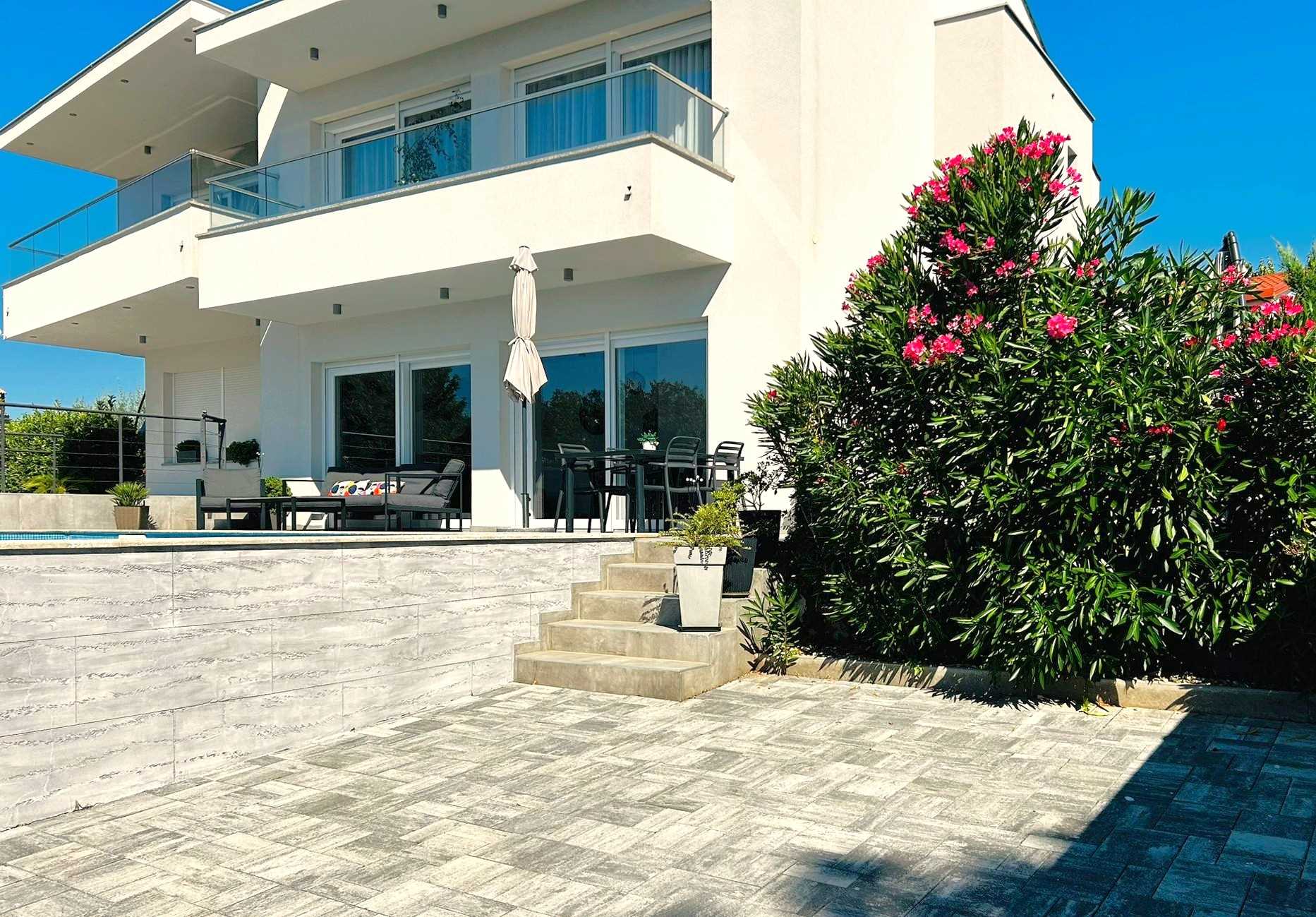Apartman Timmy s privatnim bazenom i pogledom na more