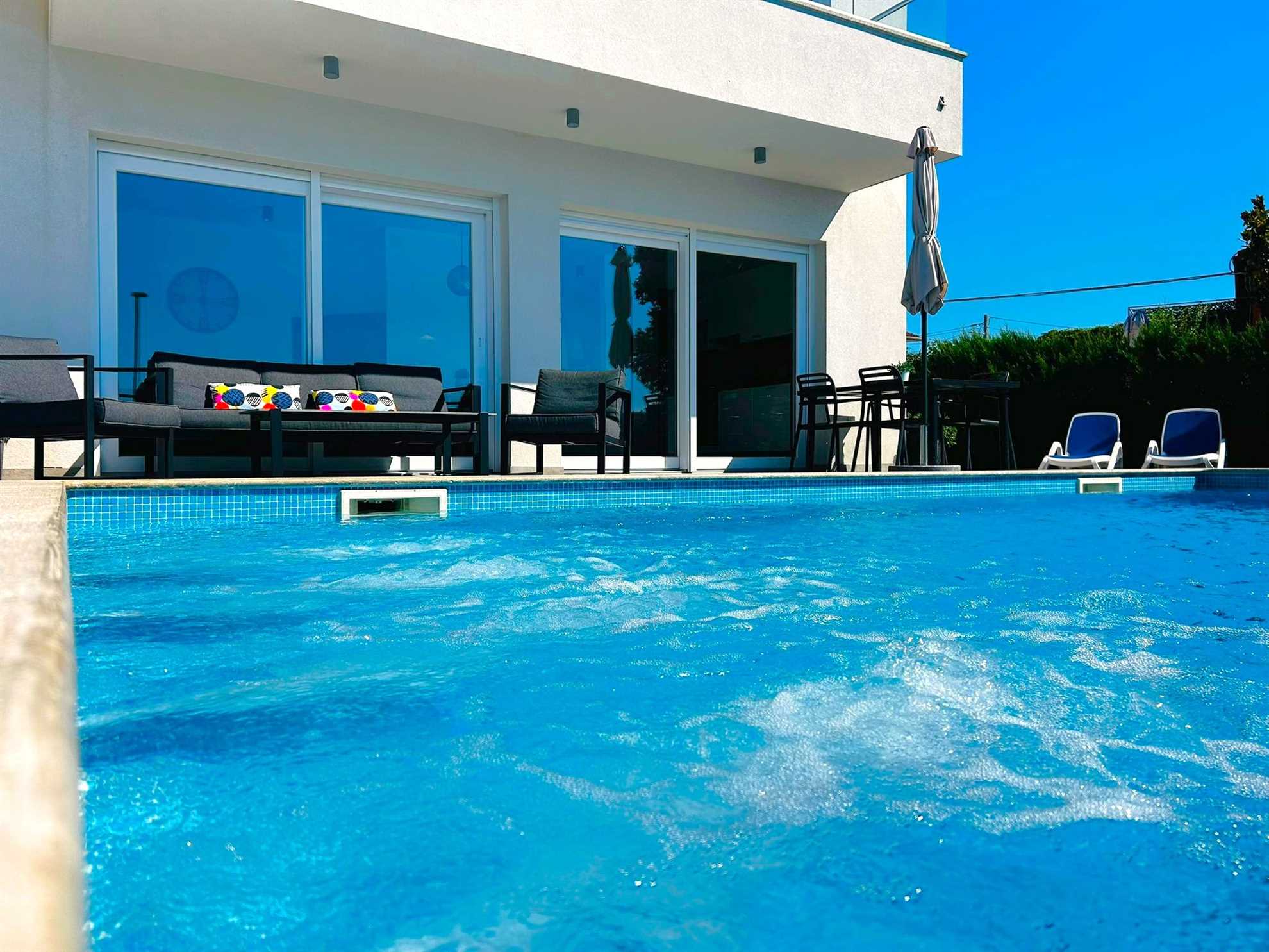 Apartman Timmy s privatnim bazenom i pogledom na more