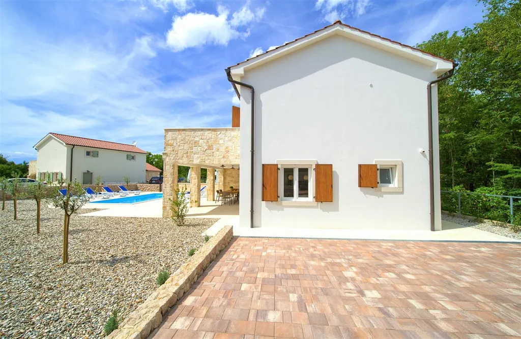 3-Bedroom Villa in Rasopasno (Krk) with Heated Pool