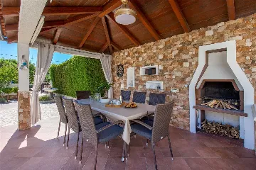 4-Bedroom Villa in Kras (Krk) for 8 Guests
