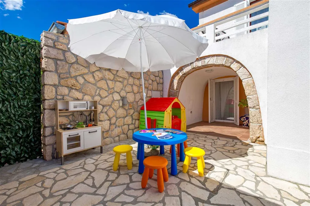 4-Bedroom Villa in Kras (Krk) for 8 Guests