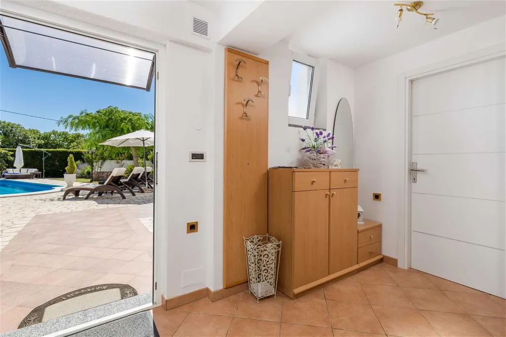 4-Bedroom Villa in Kras (Krk) for 8 Guests