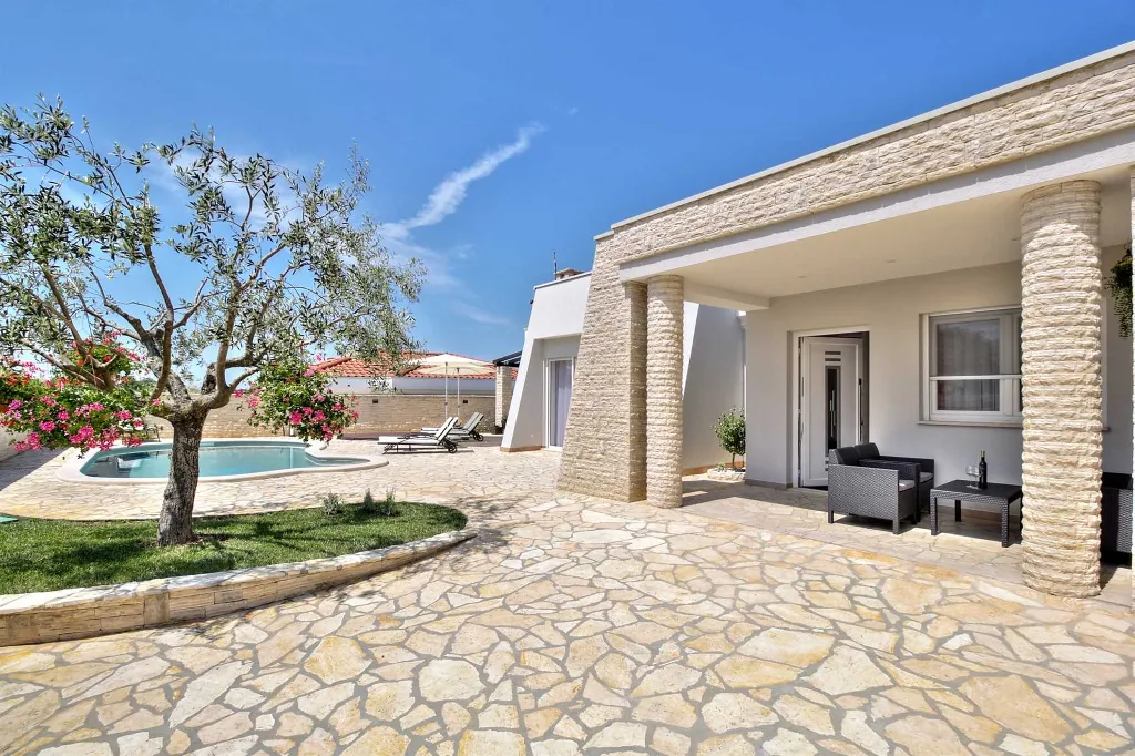 Villa in Štrika with Pool and Hot Tub