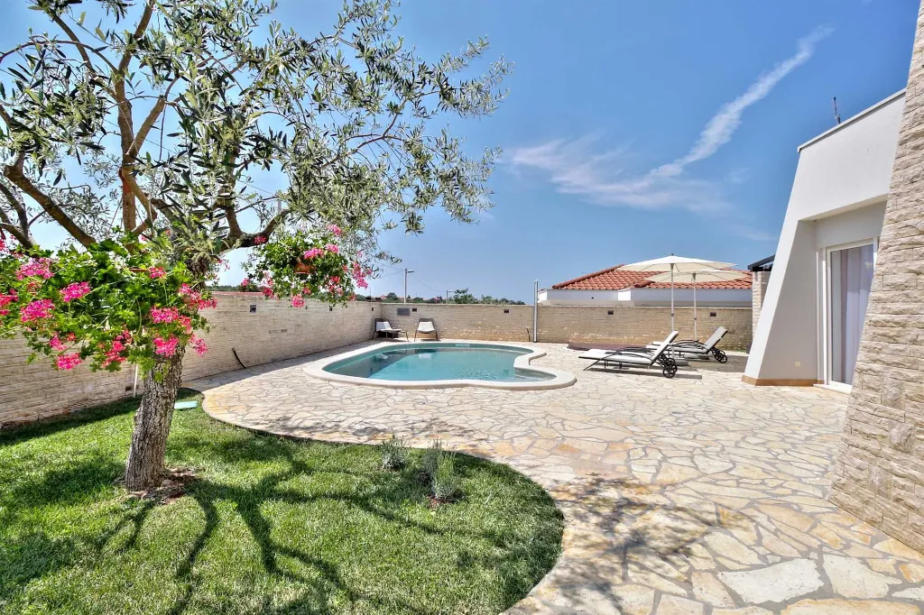 Villa in Štrika with Pool and Hot Tub